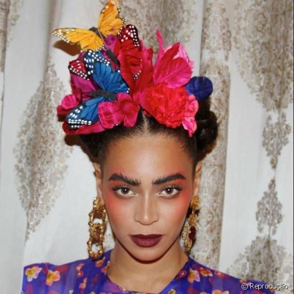 Quando se fantasiou de Frida Kahlo, Beyonc? usou batom vinho e tons de dourado com vermelho nos olhos